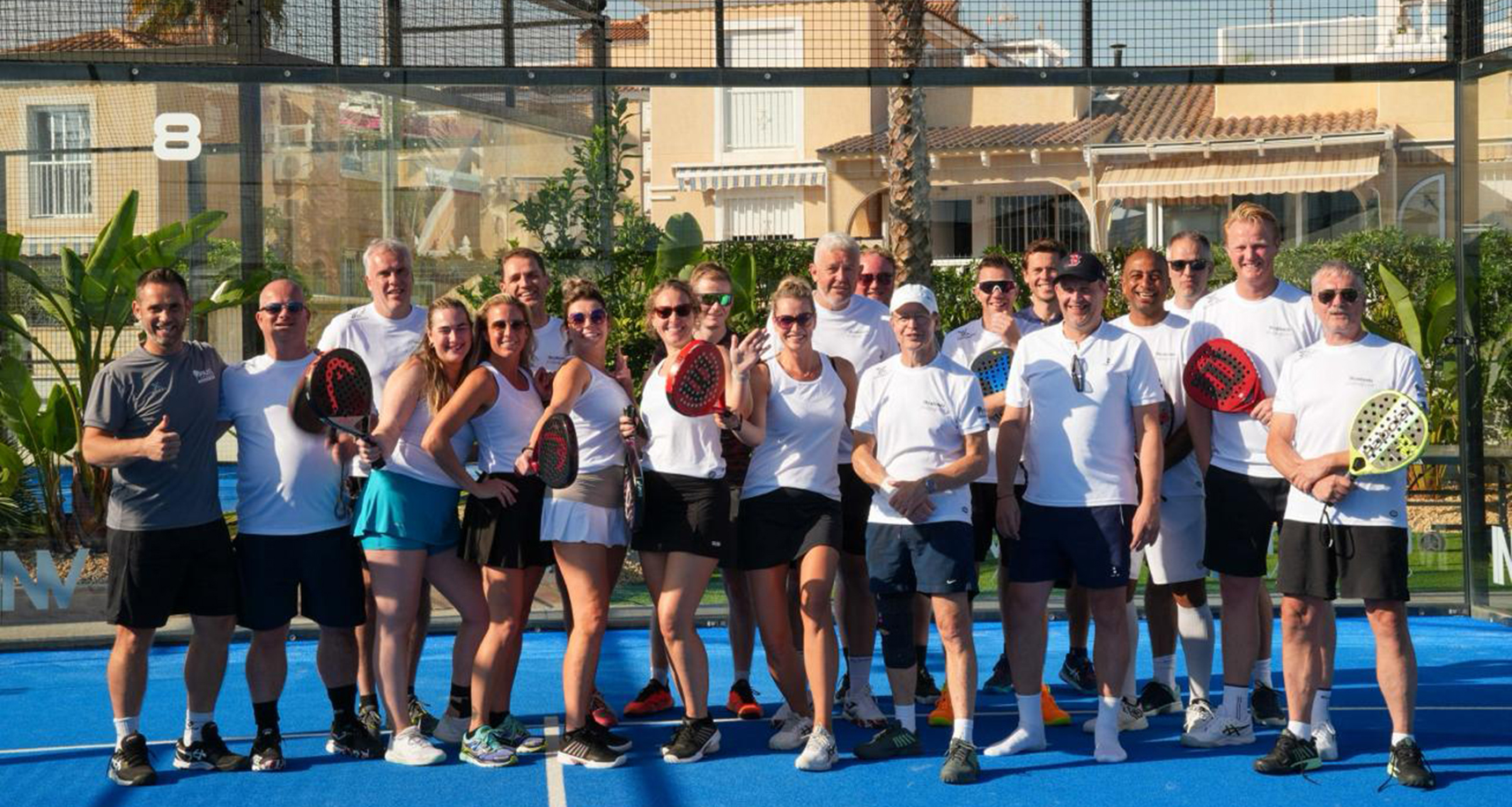 Groepsfoto van een een padelreis naar Spanje
